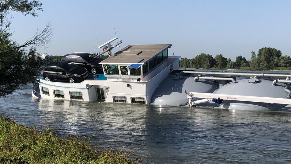 Schiff auf dem Rhein havariert