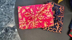 Ein mit Stoffen verpacktes Geschenk liegt auf dem Tisch