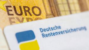 Ein 50-Euro-Schein und ein Rentenausweis.