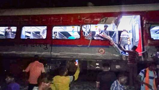 Mindestens 28 Tote und 300 Verletzte bei Zugunfall in Indien