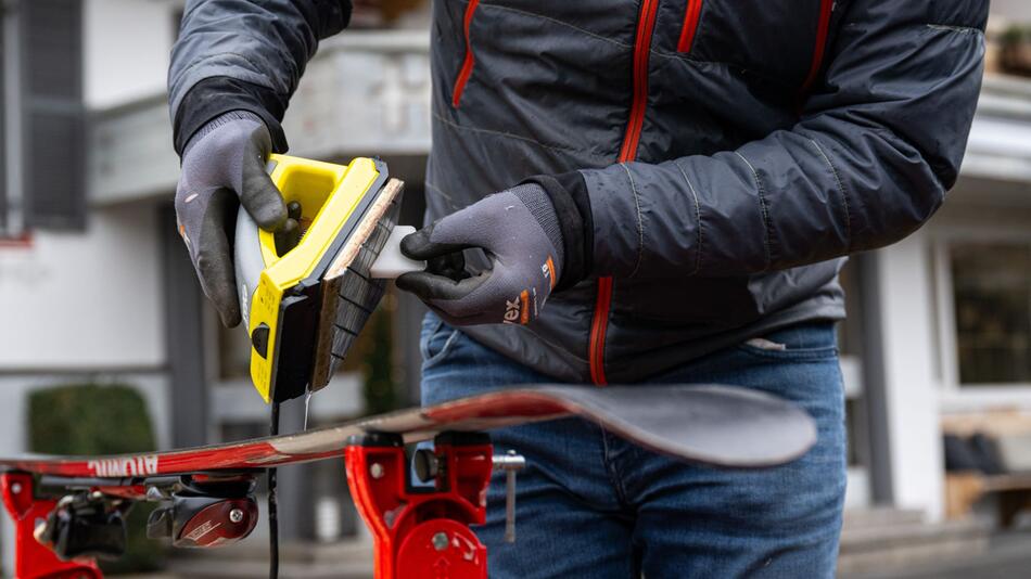 Skifahrer wachst seine Skier