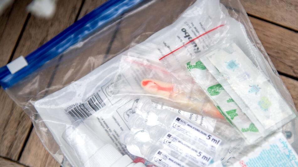 Eine Reiseapotheke in einem Zip-Beutel