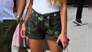 Einige Frauen tauschen das Dirndl gegen die Lederhose ein.