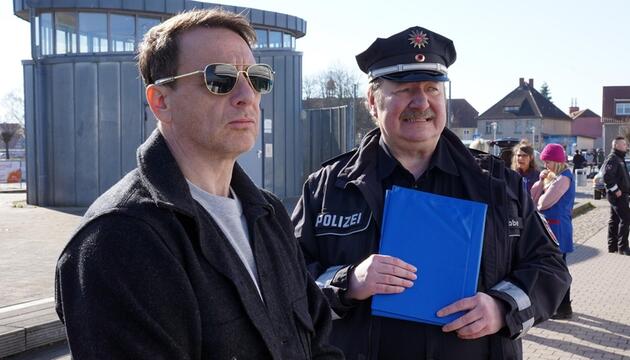 "Dünentod - Ein Nordsee-Krimi: Die grosse Freiheit": Tjark Wolf (Hendrik Duryn, l.) und Torsten ...