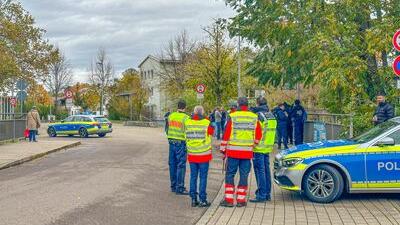 Polizei an einer Schule Polizei an einer Schule Polizei an einer Schule