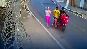 Krasse Fahrerflucht: Motorradfahrer rammt Jogger und flieht