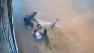 Von Flut mitgerissen: Mann springt Mutter und Kind hinterher