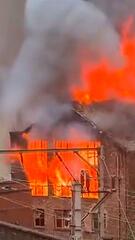 Feuerinferno in Manchester: Historisches Druckereigebäude brennt komplett aus