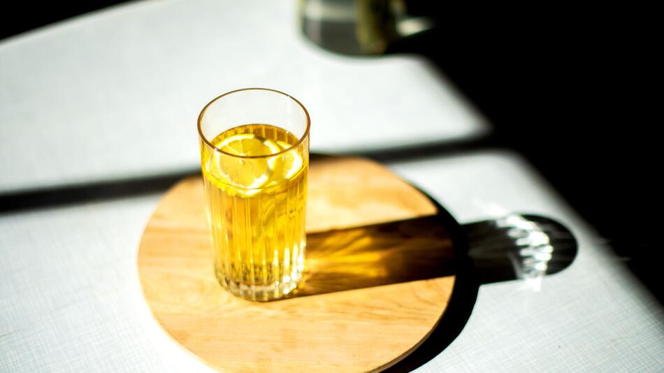 Ein Glas Eistee steht auf einem Tisch