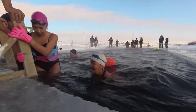 Nichts für Weicheier! - Eisbaden in Sibirien