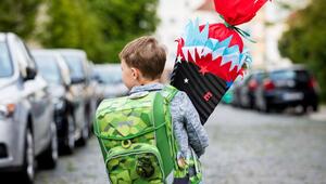 Erstklässler mit Ranzen und Schultüte