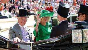 König Charles und Königin Camilla kamen zusammen mit Prinz William zu Royal Ascot.