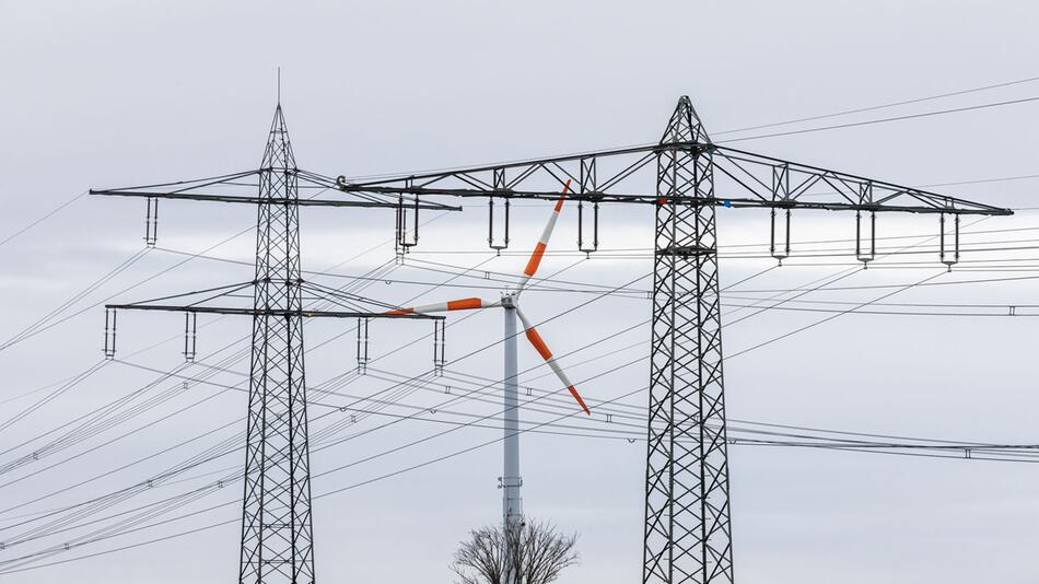 Stromleitungen vor Windrad