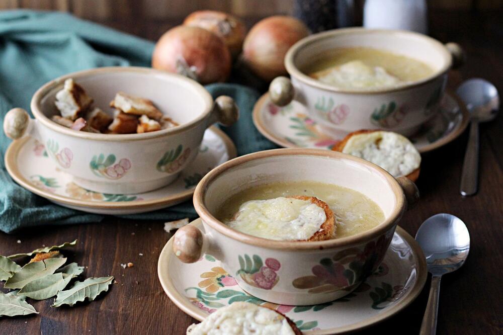 Überbackene Zwiebelsuppe mit Käsetoast