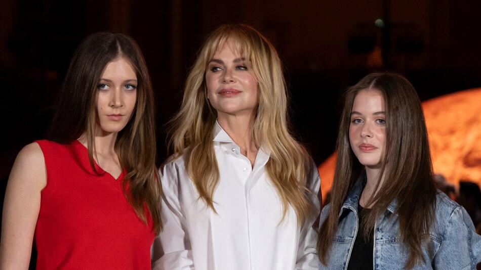 Auf der Paris Fashion Week: Nicole Kidman mit ihren Töchtern Sunday Rose (l.) und Faith Margaret ...