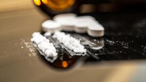 Tabletten und weisses Pulver, vermutlich Fentanyl, auf einem Tisch