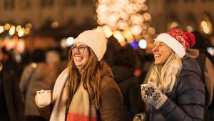 Frauen auf Weihnachtsmarkt