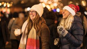 Frauen auf Weihnachtsmarkt