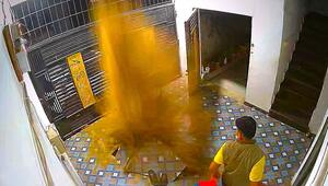 Aus dem Nichts: Abwasser-Fontäne duscht Hausbesitzer