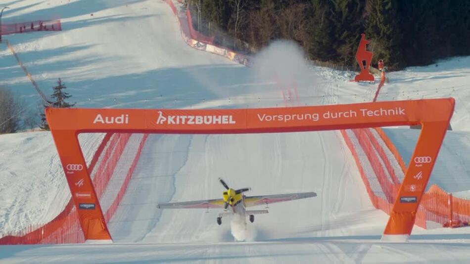 Kitzbühel: Stunt-Pilot fliegt die legendäre Streif ab