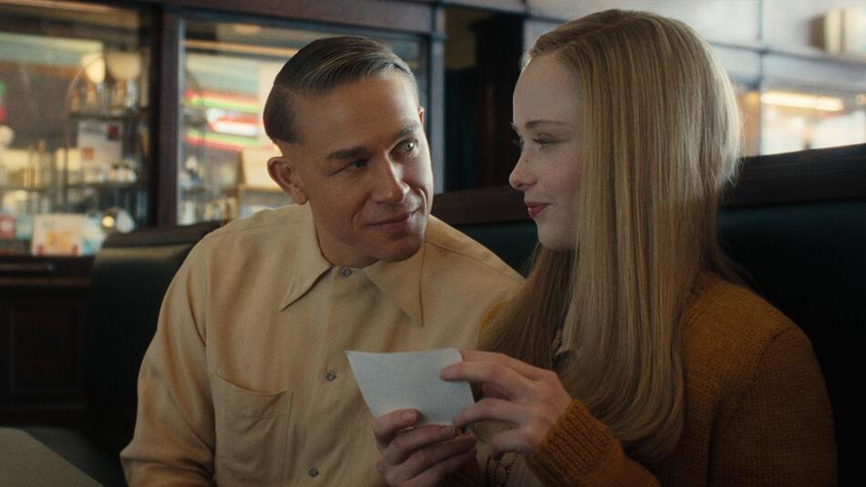 Charlie Hunnam, Suzanna Son