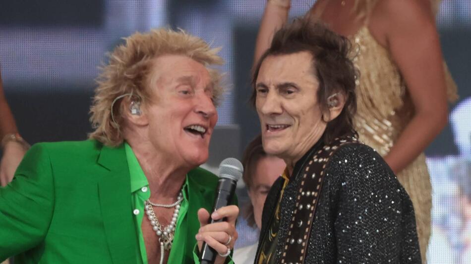Ronnie Wood mit Rod Stewart beim Glastonbury Festival 2025.