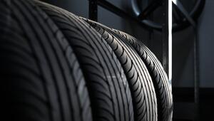 Neue Reifen liegen in einem Regal