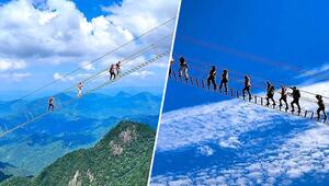 370 Meter in die Tiefe: Touristen klammern sich an steile Felstreppe im Osten Chinas