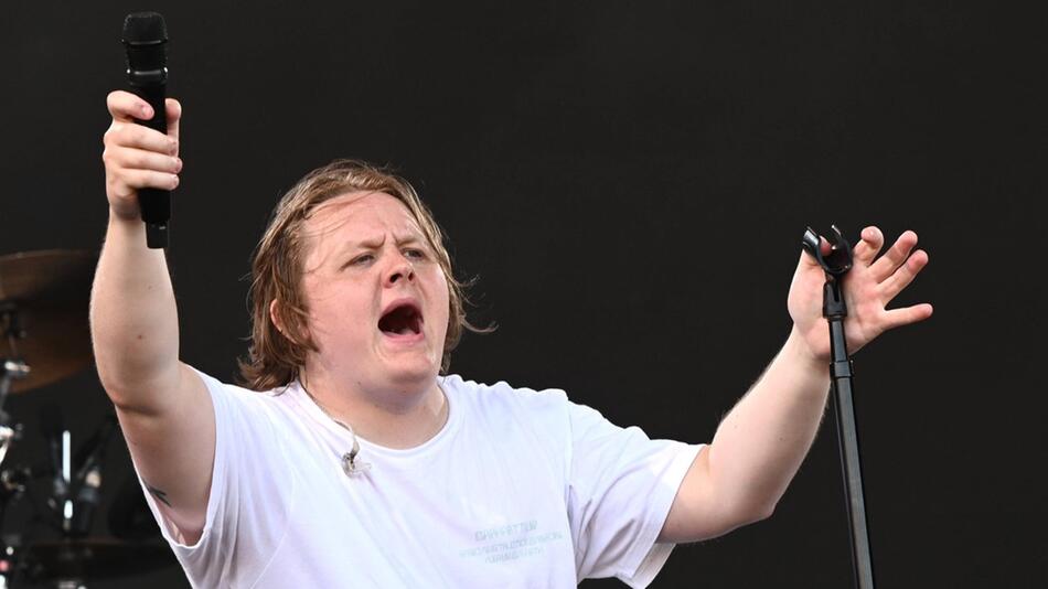 Lewis Capaldi bei seiner Glastonbury-Performance im Juni 2023.