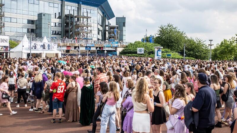 Fans von Taylor Swift stehen vor der Veltins-Arena.