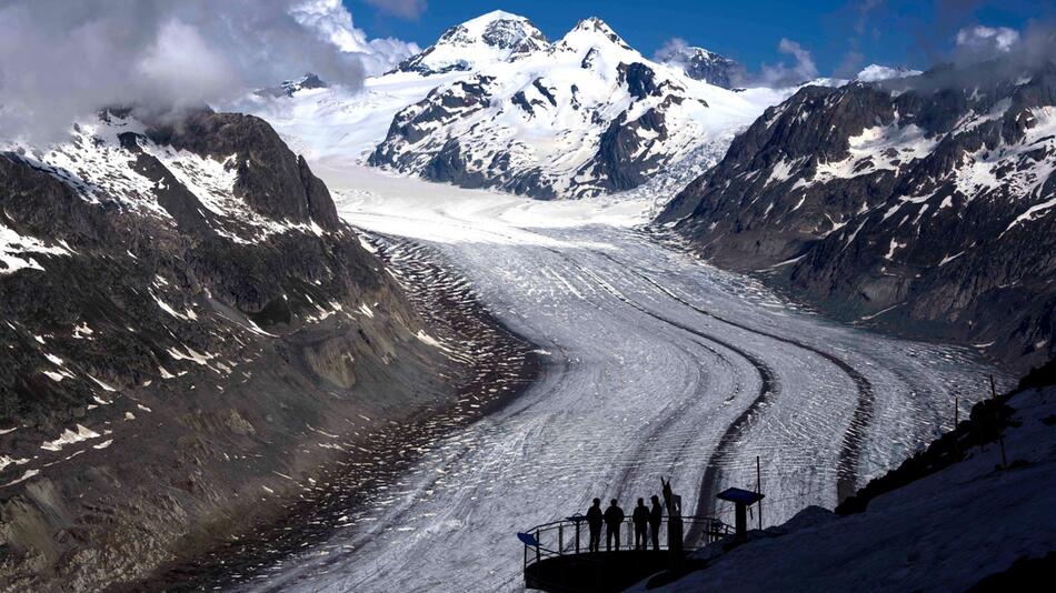 Menschen geniessen die Aussicht auf den Aletschgletscher in der Nähe von Goms.