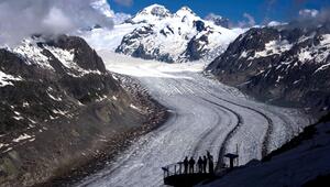 Menschen geniessen die Aussicht auf den Aletschgletscher in der Nähe von Goms.  