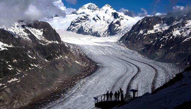 Menschen geniessen die Aussicht auf den Aletschgletscher in der Nähe von Goms.  