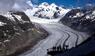 Menschen geniessen die Aussicht auf den Aletschgletscher in der Nähe von Goms.  