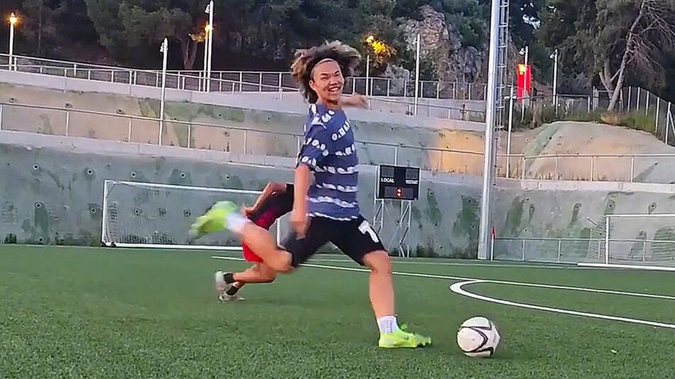 Schuss ins Leere: Junger Fussballer blamiert sich richtig