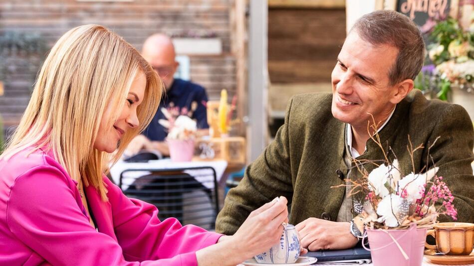 Thomas Winkler (Florian Stadler) und Uschi Kirchleitner (Silke Popp) treffen bei "Dahoam is ...