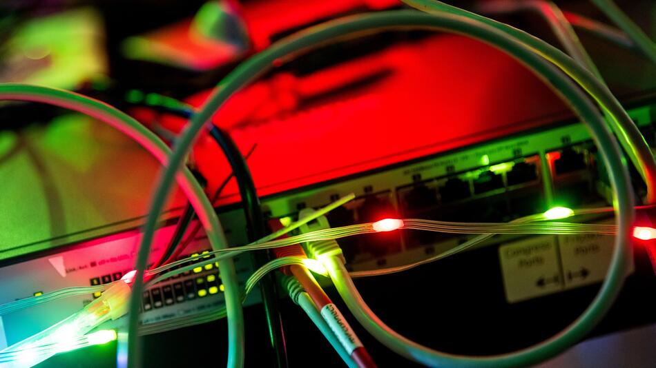 Kabel und Lampen blinken an einem PC