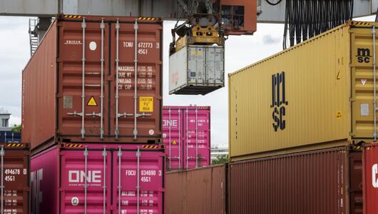 Container werden verladen