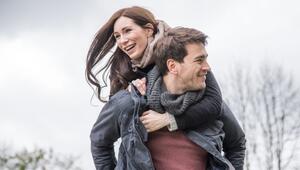 Paar geht gemeinsam spazieren