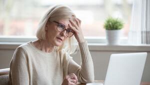 Ältere Frau am Computer