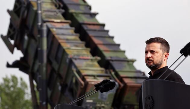 Wolodymyr Selenskyj vor einem Flugabwehrsystem Patriot