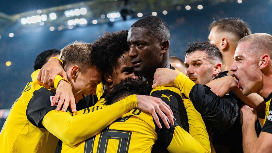 Die Kollegen von Borussia Dortmund feiern den Torschützen Serhou Guirassy