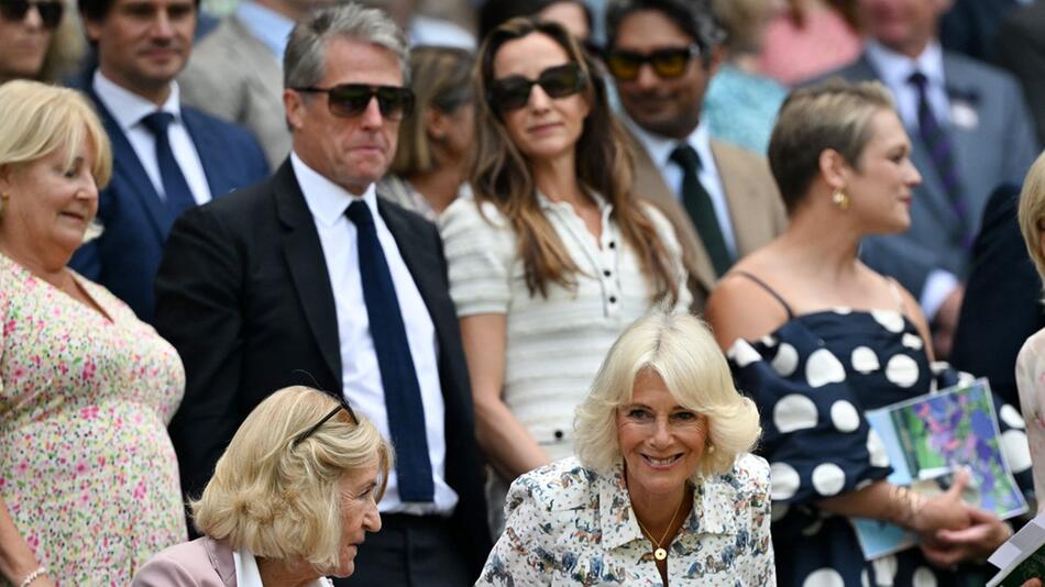 Königin Camilla besuchte Wimbledon ohne Charles - dafür im Beisein von Hugh Grant.