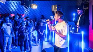 Clueso beim Auftritt im "House of New Energy" in Berlin.