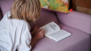 Kind liest ein Buch