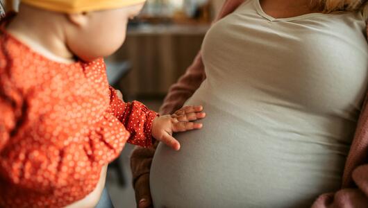 Schwangere Frau mit kleinem Kind