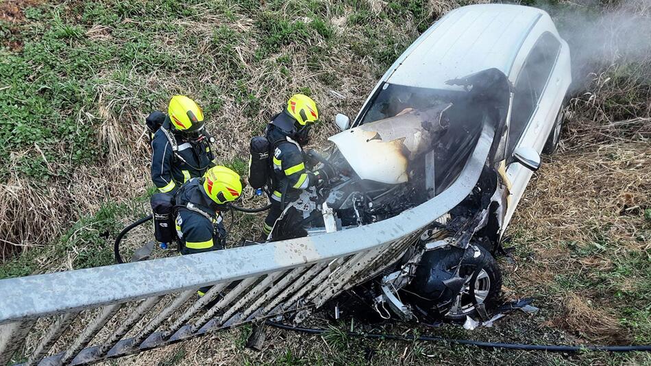 Steiermark - Brückengeländer bohrte sich bei Unfall in Auto