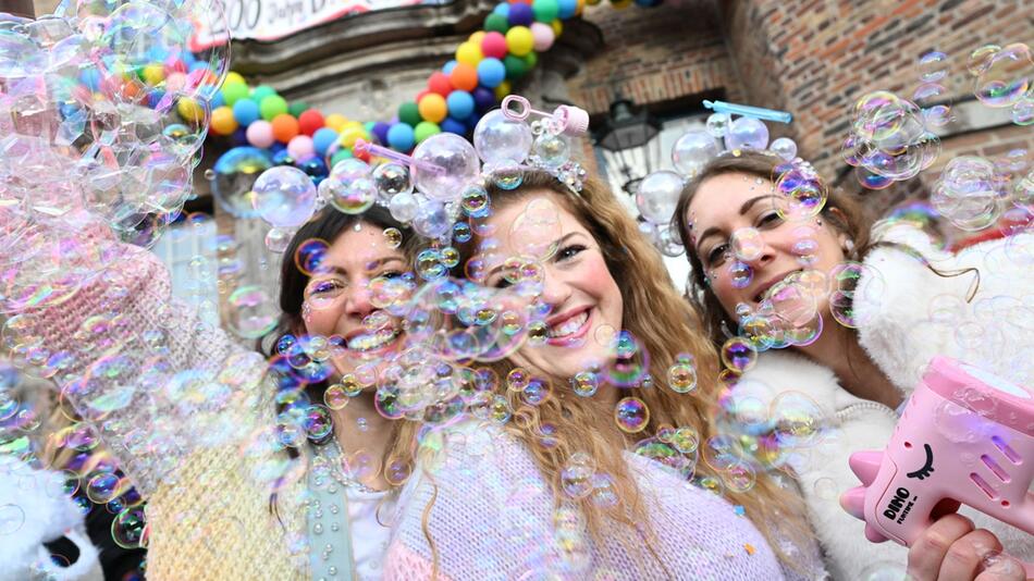 Weiberfastnacht im Rheinland - Beginn des Strassenkarnevals