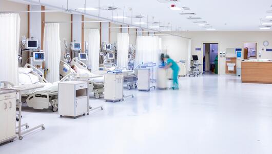 Moderne Intensivstation mit Krankenhausbetten und medizinischem Personal