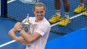 Alexander Zverev freut sich mit seinem Pokal nach seinem Sieg bei den US Open.